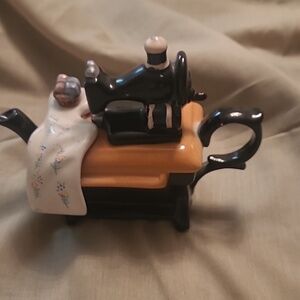Decorative Black and Tan Ceramic Sewing Machine Teapot - Home Kitchen Accent